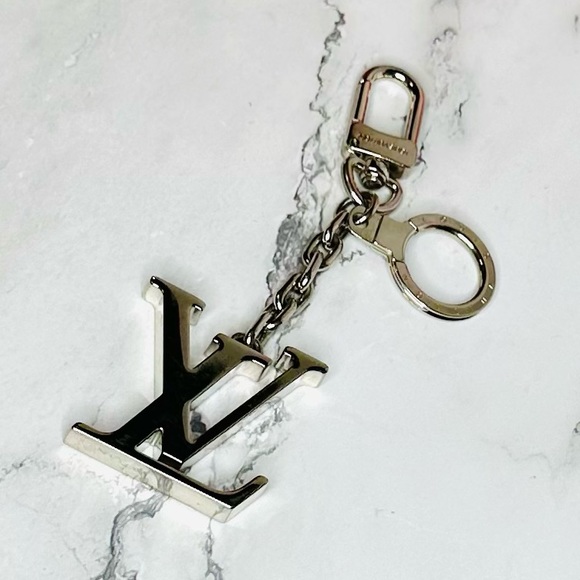 EUC Louis Vuitton Palladium Plated LV Initials Key Holder/Bag Charm - Picture 7 of 17